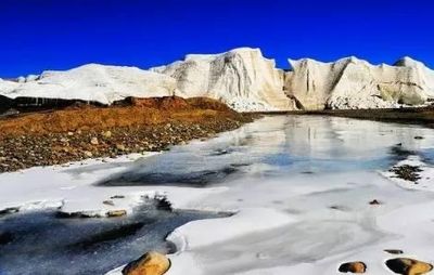 湖泊与雪山景区