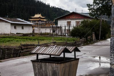 霞给藏族文化生态旅游村