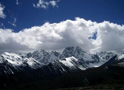 白茫雪山