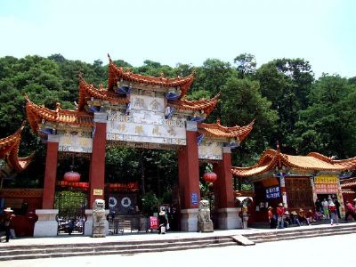 鸣凤山金殿风景区